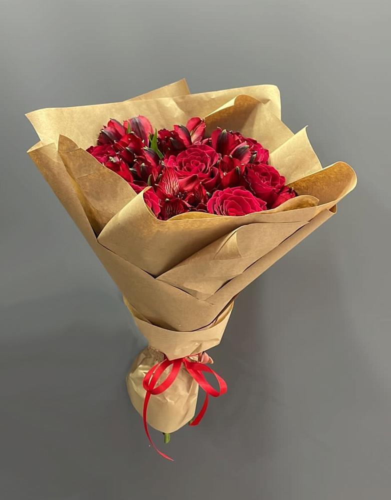 Букет цветов из: Альстромерии и Розы в Малке