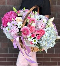Цветочная композиция из Розы, Хризантемы, Пионы и Лизиантусы в корзине в Малке