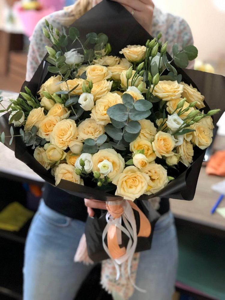 Букет цветов из: Розы и Лизиантусы в Малке