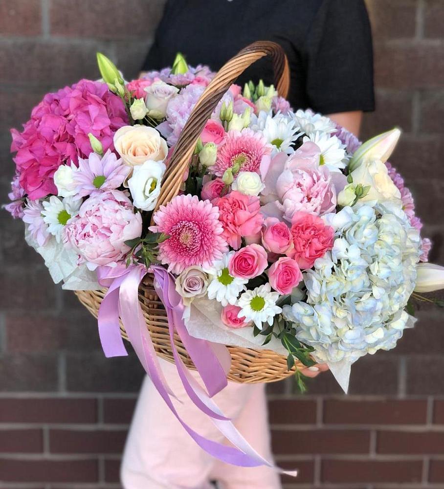 Цветочная композиция из Розы, Хризантемы, Пионы и Лизиантусы в корзине в Малке