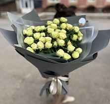 Букет Белые кустовые розы Солинеро в Малке