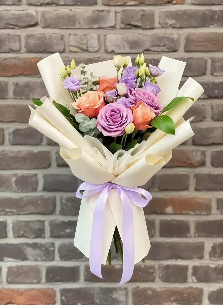 Букет цветов из: Лизиантусы и Розы в Малке