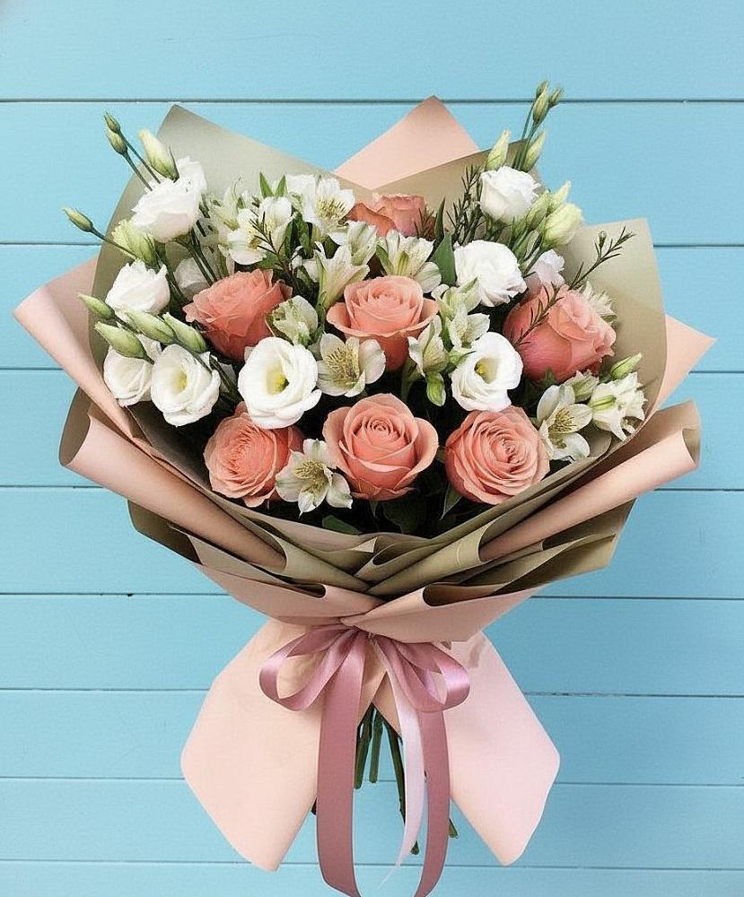 Букет цветов из: Розы, Альстромерии и Лизиантусы в Малке