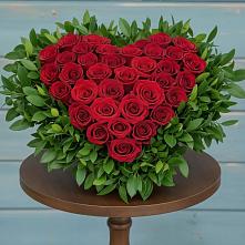 Цветочная композиция из Розы в виде сердца в Малке