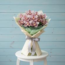 Букет цветов из:  Орхидеи и Розы в Малке