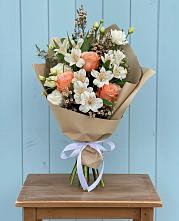 Букет цветов из:  Альстромерии, Лизиантусы, Розы и Хризантемы в Малке