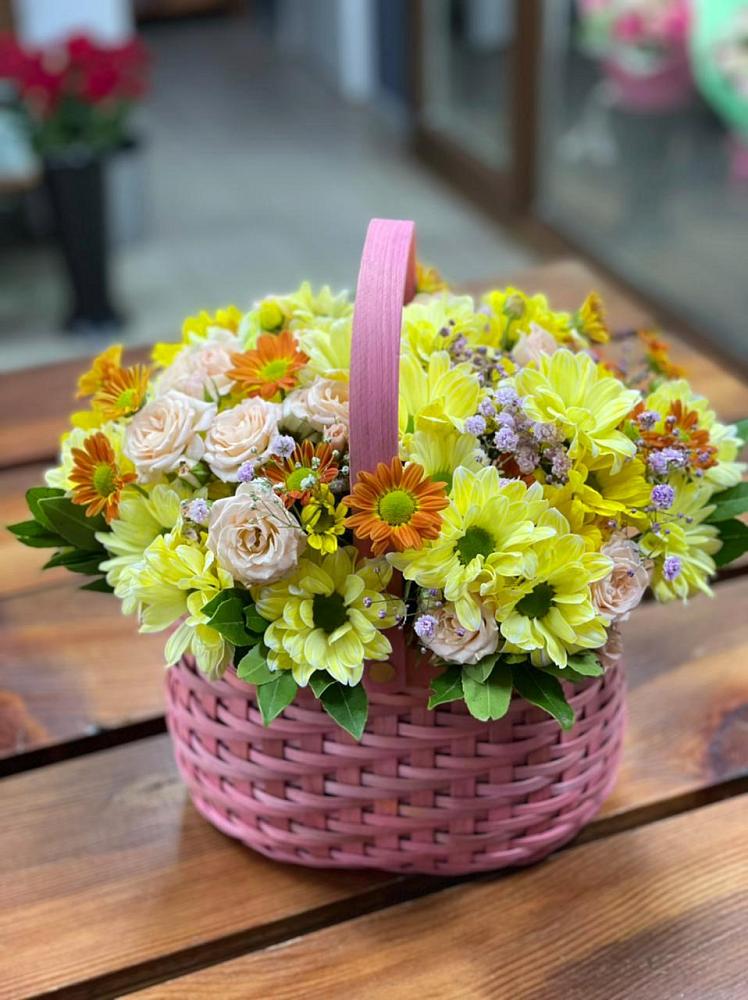 Цветочная композиция из Хризантемы и Розы в корзине в Малке