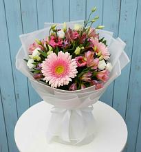 Букет цветов из:  Герберы, Альстромерии и Лизиантусы #REPLACE_PRED# Малке