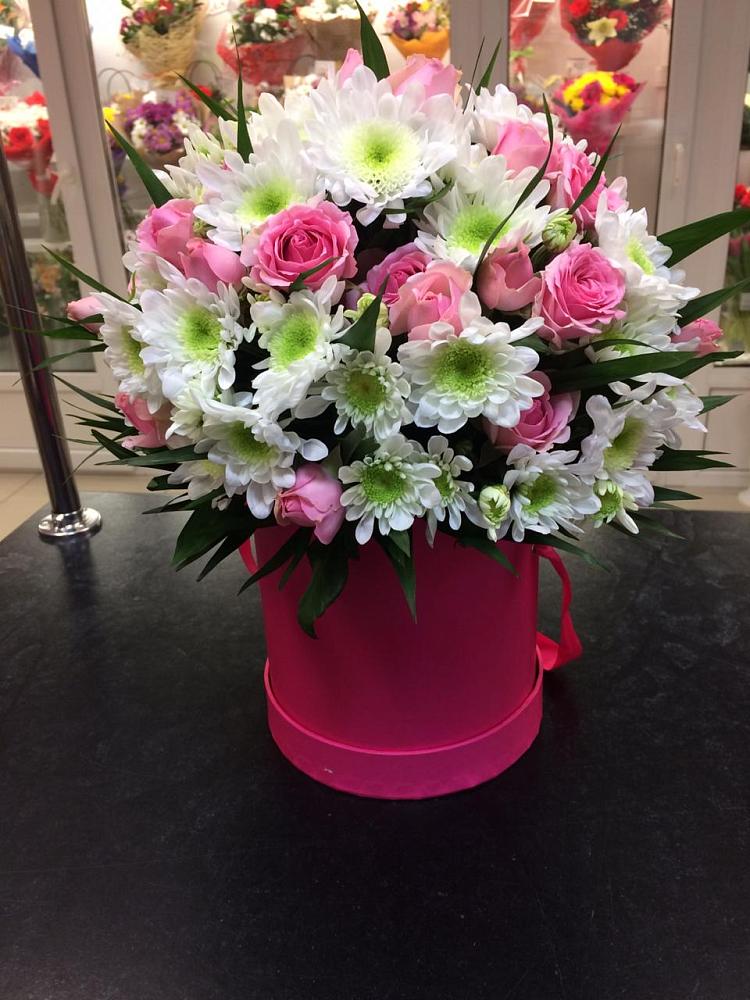 Цветочная композиция из Розы и Хризантемы в шляпной коробке в Малке