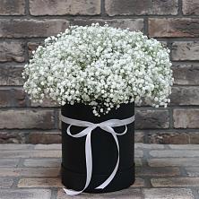Цветочная композиция из Гипсофила в шляпной коробке в Малке