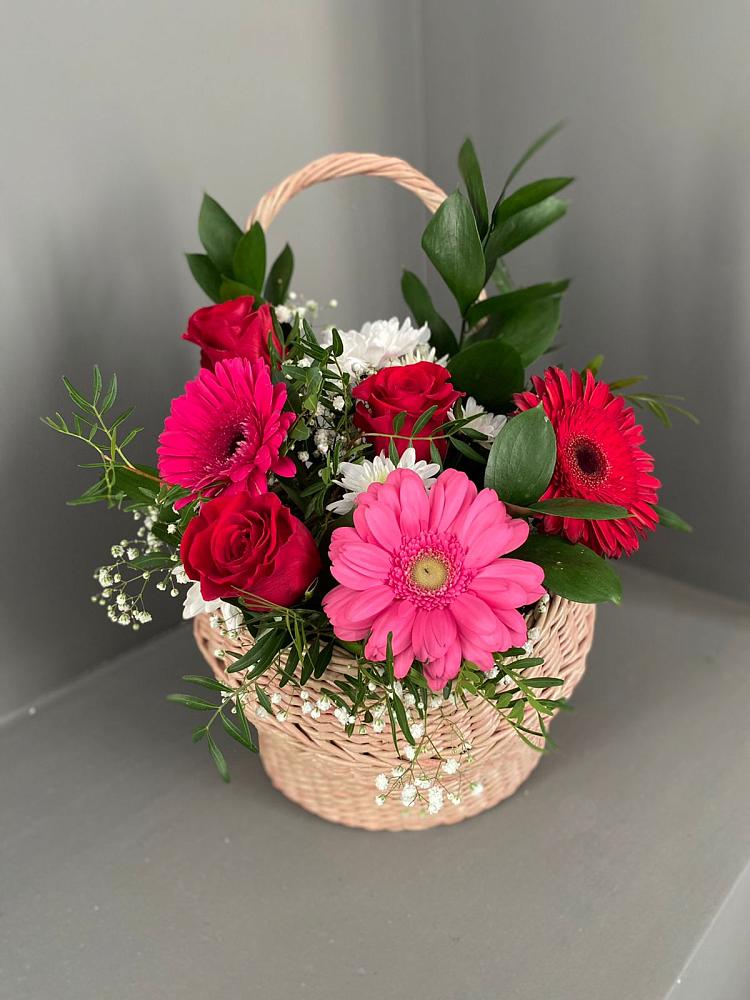 Цветочная композиция из Розы, Хризантемы и Герберы в корзине в Малке