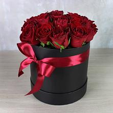 Цветочная композиция из Розы в шляпной коробке в Малке