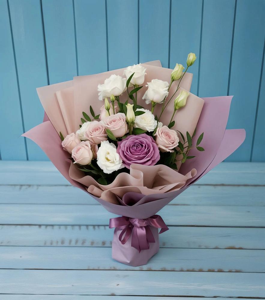 Букет цветов из: Розы и Лизиантусы в Малке